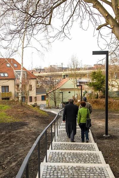 Nové cesty v lokalitě U Ježíška vybudovalo město Plzeň, občanům poslouží žulové chodníky a schodiště na pěším propojení s Mikulášskou ulicí, nový povrch získal i přilehlý prostor před kostelem. Původní stav lokality nevyhovoval z hlediska bezpečnosti chodců, reprezentativnější úpravu si místo vyžádalo i vzhledem k vybudovaným obytným domům a díky atraktivnímu kulturnímu programu v kostele U Ježíška. Náklady stavby jsou vyčísleny na 2,3 milionu korun, na projektu se podílely Městský obvod Plzeň 2 - Slovany a Správa veřejného statku města Plzně. (foto: 11.12.2015)