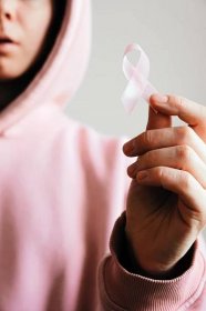 Nakupování nebylo nikdy šlechetnější: Výtažek z doplňků a kousků oblečení poputuje pro ženy bojující s rakovinou - PRAHA 24 hodin - oficiální zpravodajství z metropole