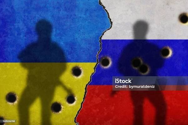 Rusko vs Ukrajina vlajka na popraskané zdi - Bez autorských poplatků Russian Invasion of Ukraine 2022 - 2025 Stock fotka