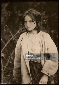 Starožitná fotografie chudé ruské rolnické dívky, 90. - Bez autorských poplatků Chudoba - Sociální problém Stock fotka