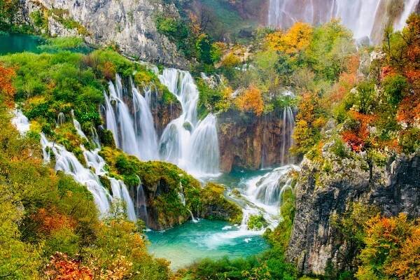 Nejkrásnější jezera světa. Lákají romanticky založené turisty i filmové tvůrce - JenProCestovatele