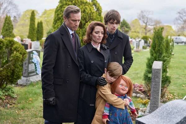 Devon Sawa, Lara Jean Chorostecki, Callum Vinson, Jackson Kelly, Chucky