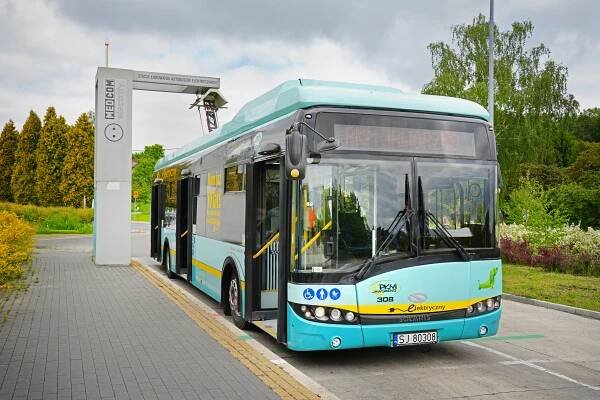 První elektrický autobus v Polsku slaví 10. výročí. PKM Jaworzno slaví objednávkou dalších elektrických autobusů Solaris - Transport Minutes ®
