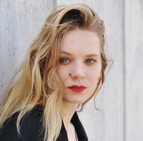 LILITH STANGENBERG IS ONE OF THE LEADING ACTORS OF THE NEW SKY SERIES HAUSEN - Wasted Management