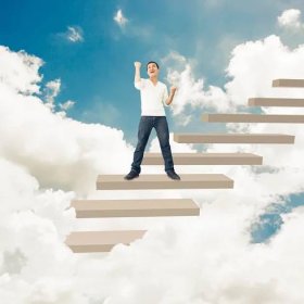 Šťastný muž standin? na schodech do nebe — Stock obrázek