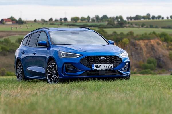 Pro zodpovědné rodiče i nadšené řidiče: Ford Focus kombi dělá radost vždy a všude. Jen ne na dálnici a u benzinky