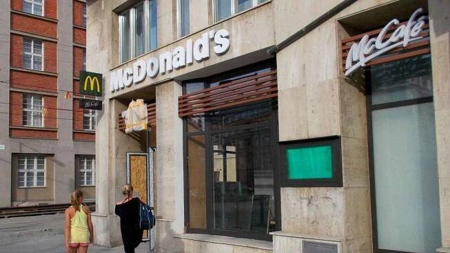 Nový Mekáč v centru Olomouce finišuje. Takto teď vypadá bývalé kino