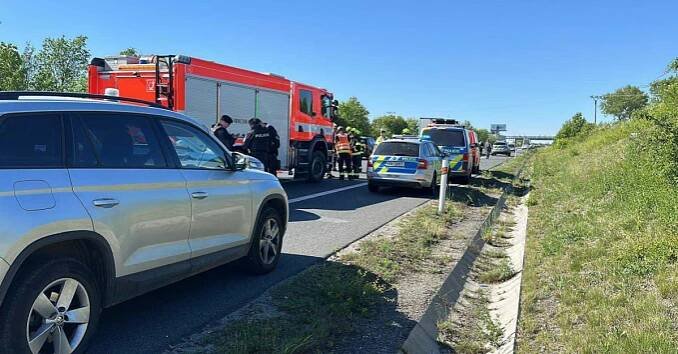 Vážná nehoda auta s motorkou na D10 u Prahy. Řidiči, kteří si havárii fotili, dostali pokutu