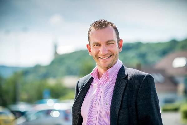 Graf, nenápadný obchodník s energiemi z Ústí nad Labem, který většinu roku tráví s rodinou na Floridě, začínal podle Forbsu s podnikáním ještě na škole hned po revoluci. Aleš Graf tehdy obchodoval s bílou elektronikou. Pak přišly reality a nakonec vstoupil jako jeden z prvních na čerstvě liberalizovaný trh s energiemi. 