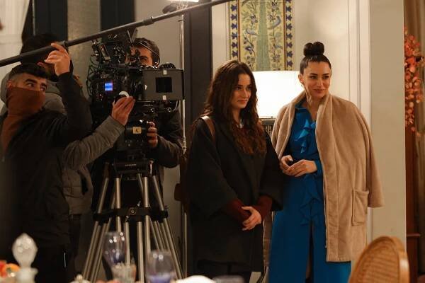 Ece Yaşar, Hande Doğandemir - Annemizi Saklarken - Episode 7 - Z natáčení