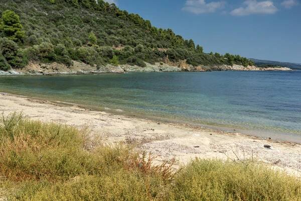 Letní výhled na pláž Vathi na poloostrově Sithonia, Chalkidiki, Střední Makedonie, Řecko — Stock obrázek