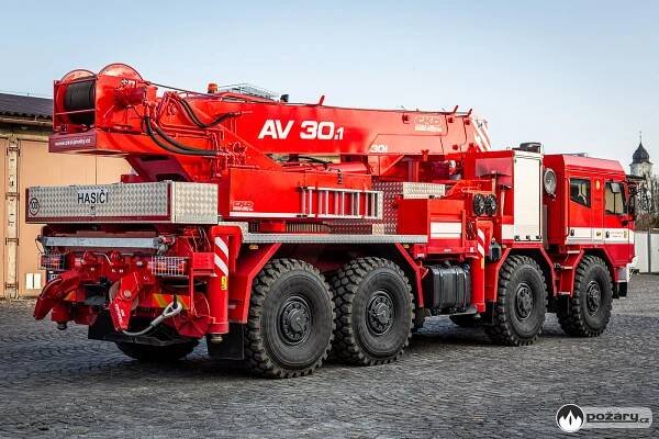 Vyprošťovací automobil Tatra Force se třemi navijáky je určen do těžkého terénu, všechna kola má řiditelná | POŽÁRY.cz