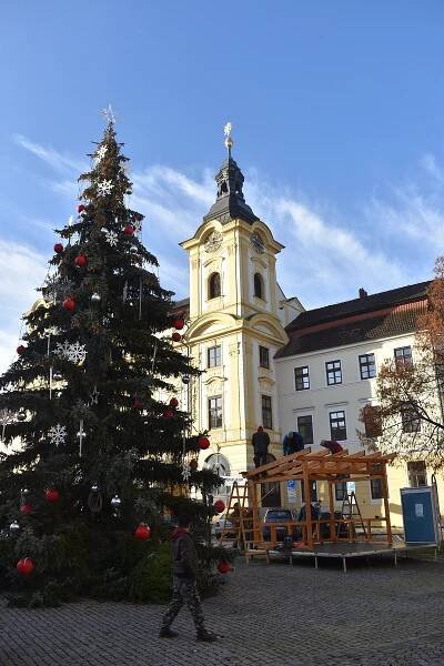 Advent začíná. V Písku v neděli rozsvítí strom a dorazí Andělský rytíř