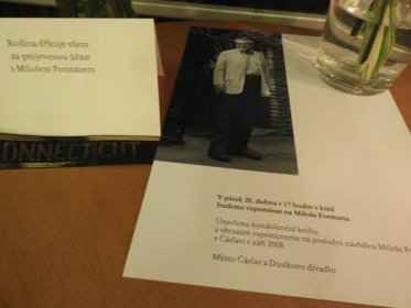 Známku s portrétem režiséra Miloše Formana lze koupit i v čáslavském infocentru