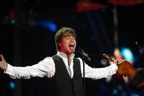 Alexander Rybak performing at Eurovision.