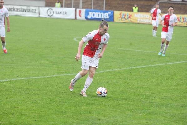 Fotbalisté Kroměříže (červenobílé dresy) ve středeční dohrávce 3. kola MSFL přivítali Karvinou B.