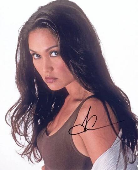 Tia Carrere - foto 20x25 s podpisem + COA - Ostatní sběratelské předměty