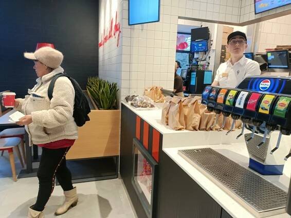 VIDEO: KFC přivítalo v Havlíčkově Brodě první zákazníky, podívejte se