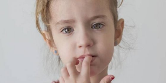 Špatné nehty a záděrky u dětí. Co sledovat a kdy jít raději k lékaři?