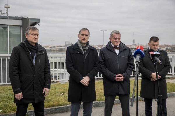 Zleva Jozef Sinčák (ředitel, TSK Praha), Zdeněk Hřib (náměstek pro dopravu), Bohuslav Svoboda (primátor) a Petr Witowski (ředitel, Dopravní podnik Praha) (22. 2. 2023)