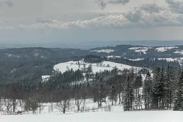 Letošní jaro je nezvykle bohaté na sníh. V Deštném v Orlických horách se ještě dnes prohánějí na svazích skialpinisté.