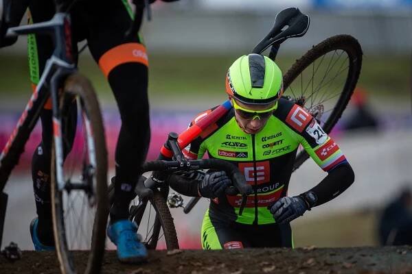 15 - Českého reprezentanta Michaela Boroše vyřadil z boje o lepší umístění defekt krátce po průjezdu technickým depem. 