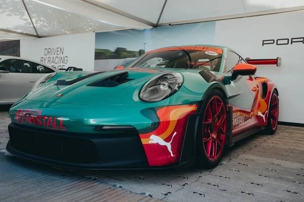 Světová zpěvačka, která s Ewou Farnou pobláznila Prahu, prodává svůj zatraceně rychlý automobilový skvost