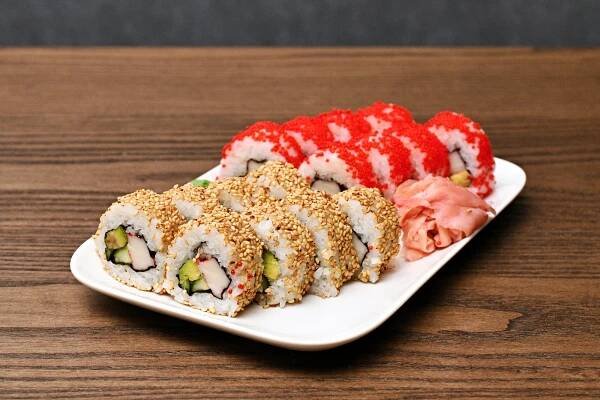 Sushi sety a poké bowl s lososem, kuřetem, tuňákem i vege ve Vršovicích