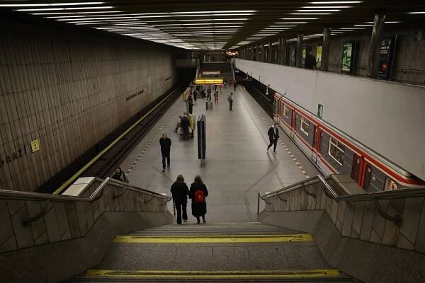 Malý tvoreček a velké problémy: Zatoulané kotě zastavilo pražské metro