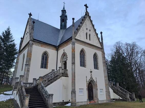 Lidé vzpomínají na Karla Schwarzenberga u zámku i hrobky na Orlíku, podívejte se