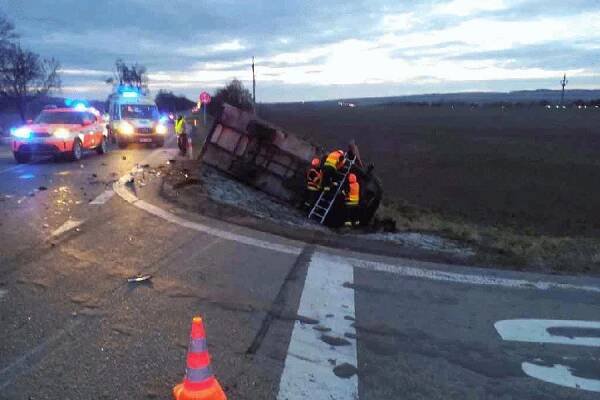Dopravní nehoda u Lulče na Vyškovsku: Dodávka skončila převrácená v příkopu - Jihomoravský kraj