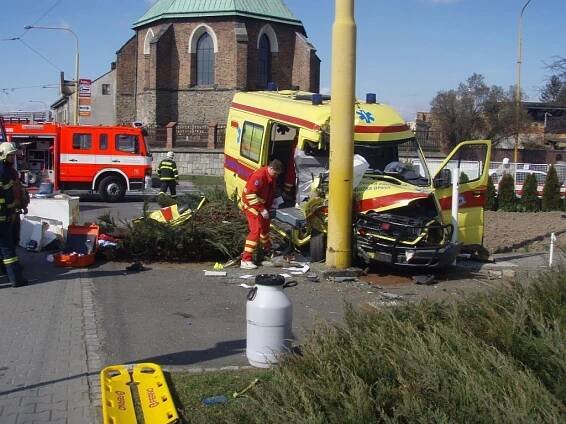 Nehoda sanitky v Opavě si vyžádala dva životy