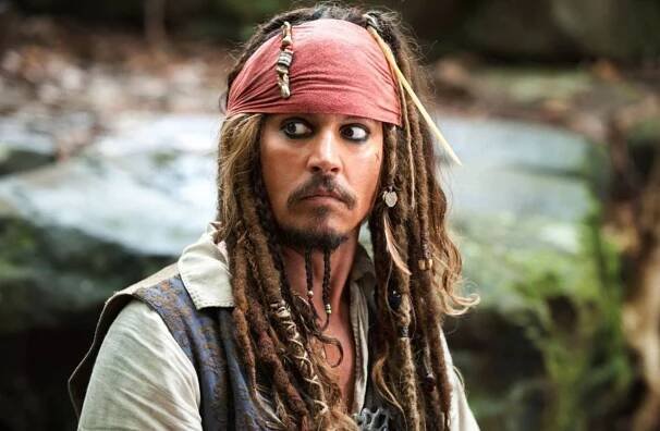 Johnny chlastá jako pirát, Jack Sparrow by se od něho lecčemu přiučil.