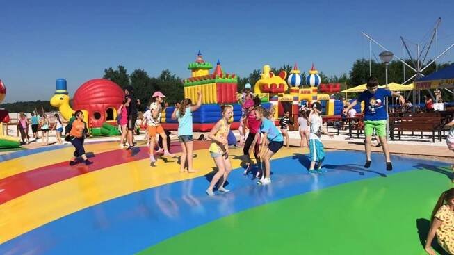 Fajnpark v Chlumci nad Cidlinou: Zábavní park plný atrakcí, zvířat i dinosaurů