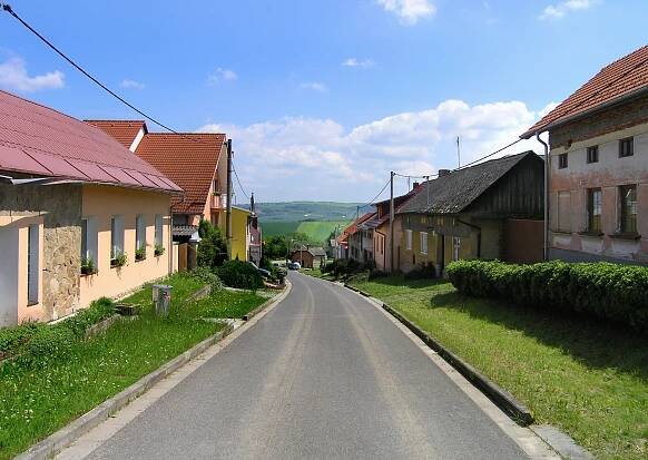 Soubor:Troubky-Zdislavice, Zdislavice, East.jpg