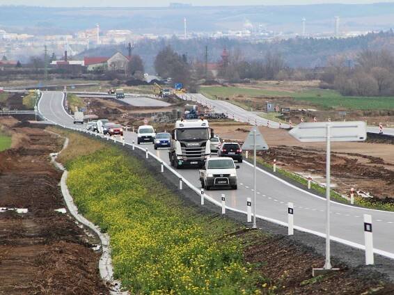 Stavba dálnice D7 nabrala skluz, auta na nový úsek vyjedou později