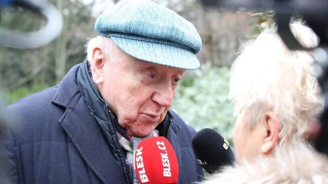 Pohřeb dabéra Pavla Vondry (†56): Felixe nepustili do smuteční síně