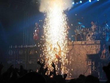 Soubor:Rammstein in concert, 2005.jpg – Wikipedie