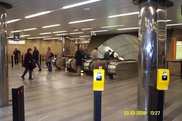 File:Praha, Můstek - Metro I.jpg - Wikimedia Commons