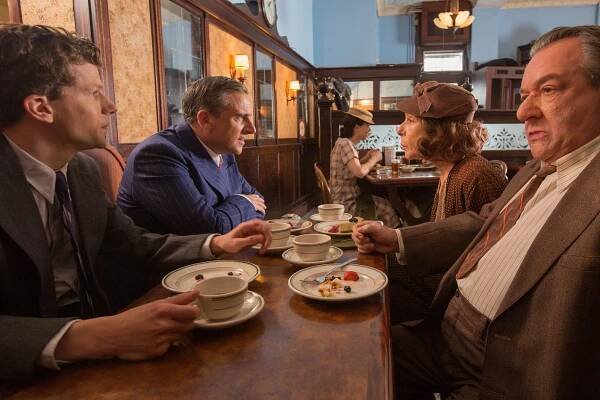 Jesse Eisenberg, Steve Carell, Jeannie Berlin, Ken Stott - Café Society - Z filmu