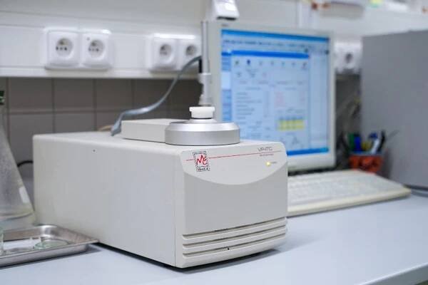 Izotermální titrační kalorimetr VP-ITC - Fakulta technologická