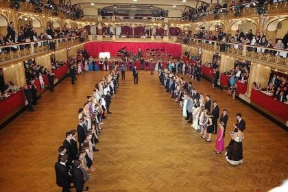 Soubor:Ples gymnázia ve Velkém sále Lucerny..jpg – Wikipedie