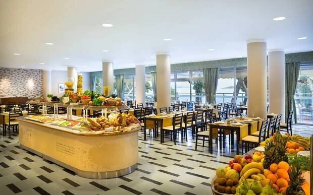 Orebič přímo na pláži v Aminess Grand Azur Hotelu **** s all inclusive light a bazénem s lehátky a slunečníky - Obrázek 7