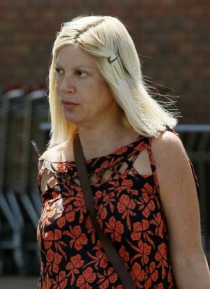 Těhotná Tori Spelling se těsně před porodem přestala líčit. Neměla to dělat