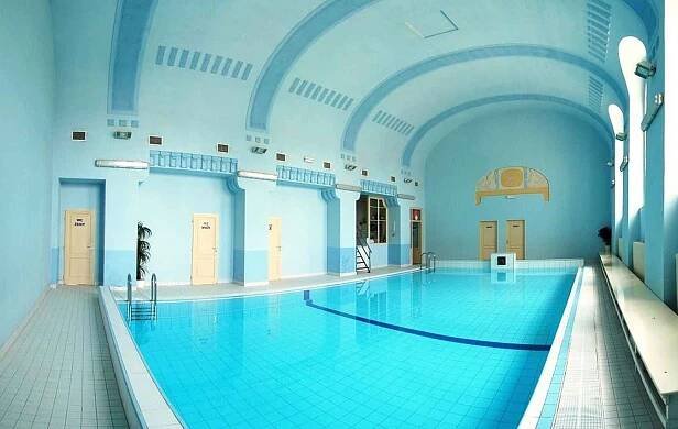 A takto vypadají lázně v Novém Městě pod Smrkem. Jejich podobu navrhl také jablonecký architekt Robert Hemmrich.
