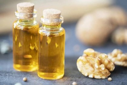 Ořechový olej se výborně vstřebává a dá se použít zevně i vnitřně