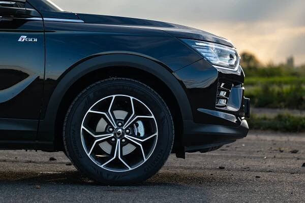 Korejské SUV SsangYong Korando má větší kufr než Karoq a vyjde levněji. Jen si řekne o víc benzinu