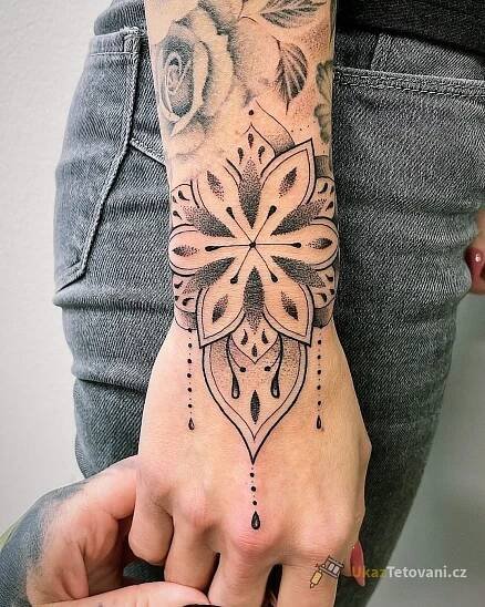 Tetování mandala na zápěstí
