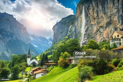 Báječná horská vesnice s vysokými útesy a vodopády, Lauterbrunnen, Švýcarsko - Bez autorských poplatků Švýcarsko Stock fotka