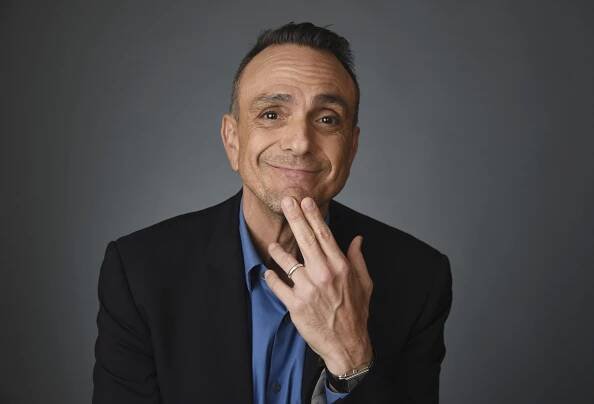 Hank Azaria 30 rokov daboval indického predavača Apua v Simpsonovcoch, teraz sa ospravedlňuje za to,...